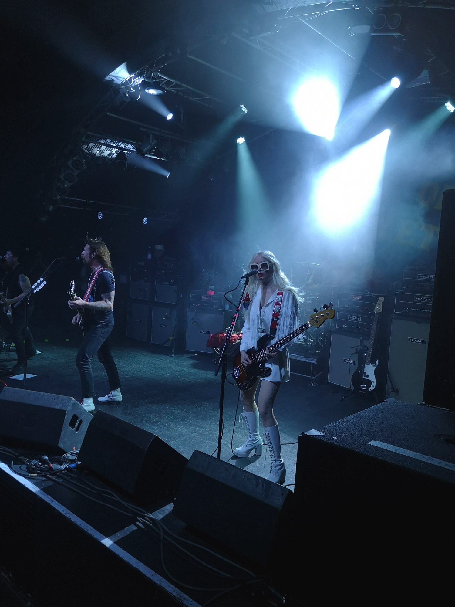 Eagles of Death Metal, Markthalle Hamburg 13.07.2023, Jesse Hughes, Jennie Vee. Foto von Christian Erdmann.